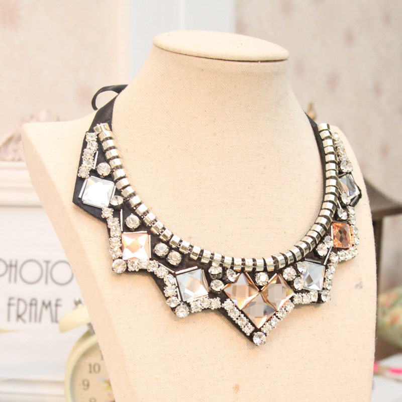 2019 NEW ARRIVALS VERSATILE FAKE COLLAR WOMENS EUROPEAN AND AMERICAN STYLE G TONE RHINESTONE SHORT CHAIN METAL LACE-UP NECKLACE