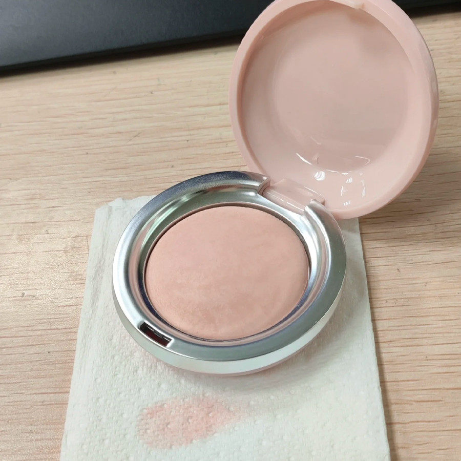 这是一款涂了若有若无的淡肉粉色提亮腮红 膨胀色低饱和卧蚕神器,彩妆/香水/美妆工具,腮红/胭脂,淘宝优惠券,粉丝福利购,淘宝优惠卷
