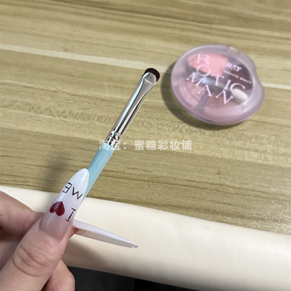 化妆师圈子公认zui好用的眼线刷！化下至卧蚕眉毛刀锋月牙眼线刷