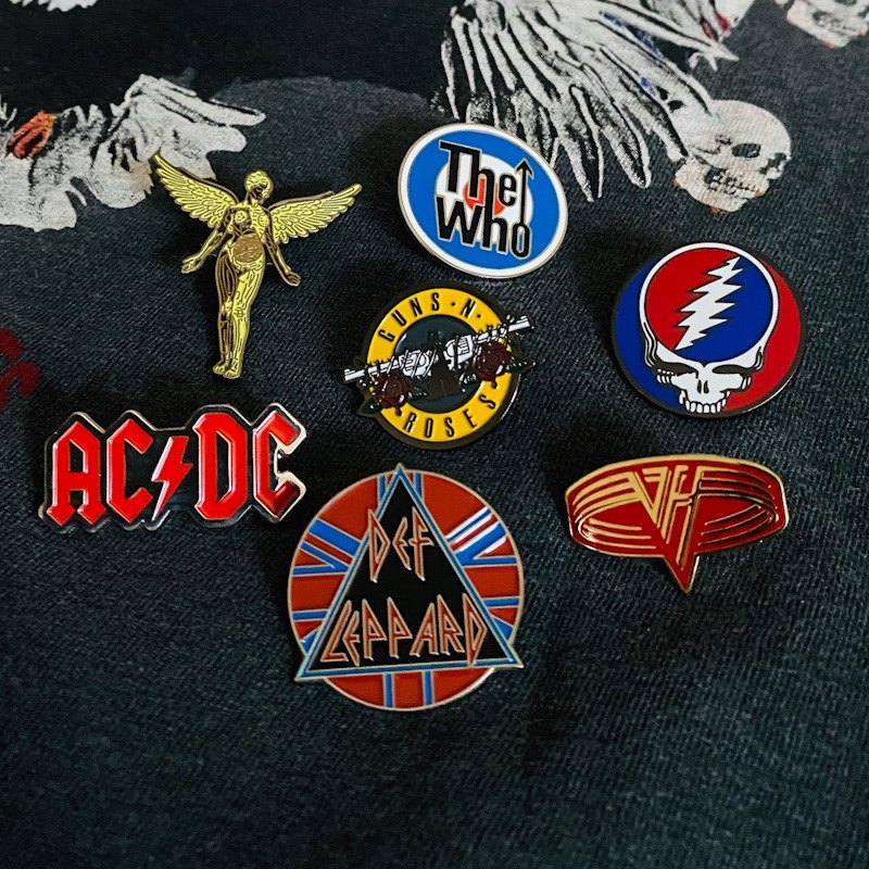 枪炮与玫瑰乐队徽章复古摇滚枪花logo标志胸针涅槃acdc谁人乐队