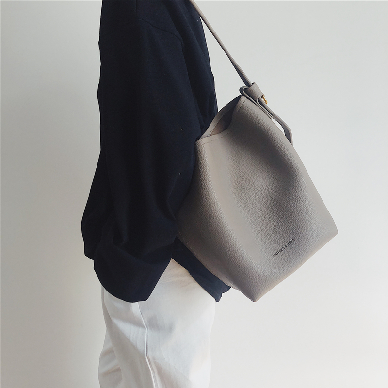 百搭荔枝纹水桶包女宽肩带子母包