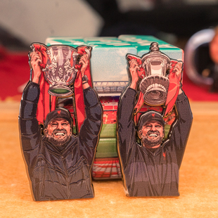 新品  利物浦球迷徽章之克洛普高举冠军奖杯