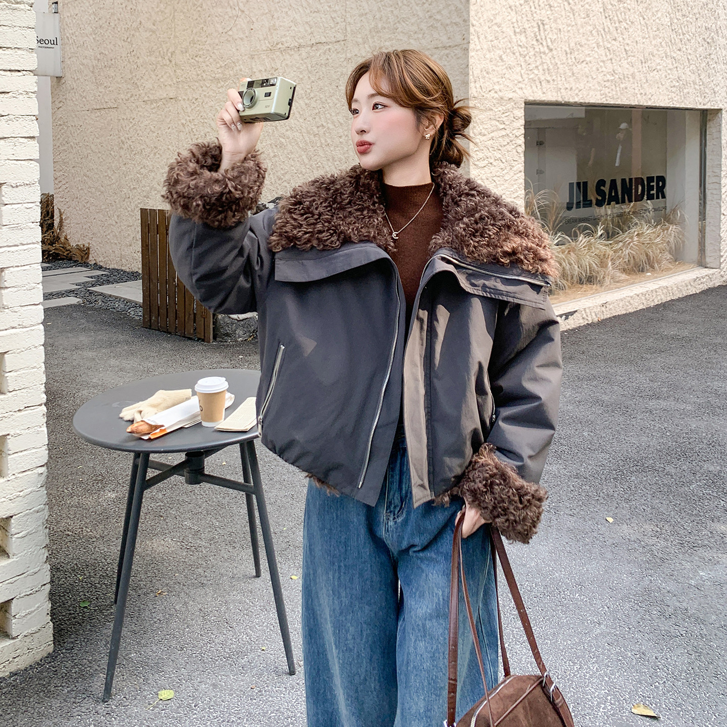 新款首发现货    高级大翻领拉链短款两面穿加厚棉服羊卷毛外套女