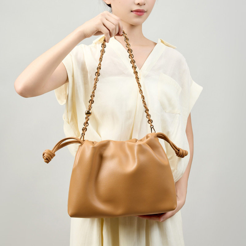 牛皮大容量女士手提新款通勤高级感单肩包斜挎真皮饺子包云朵包