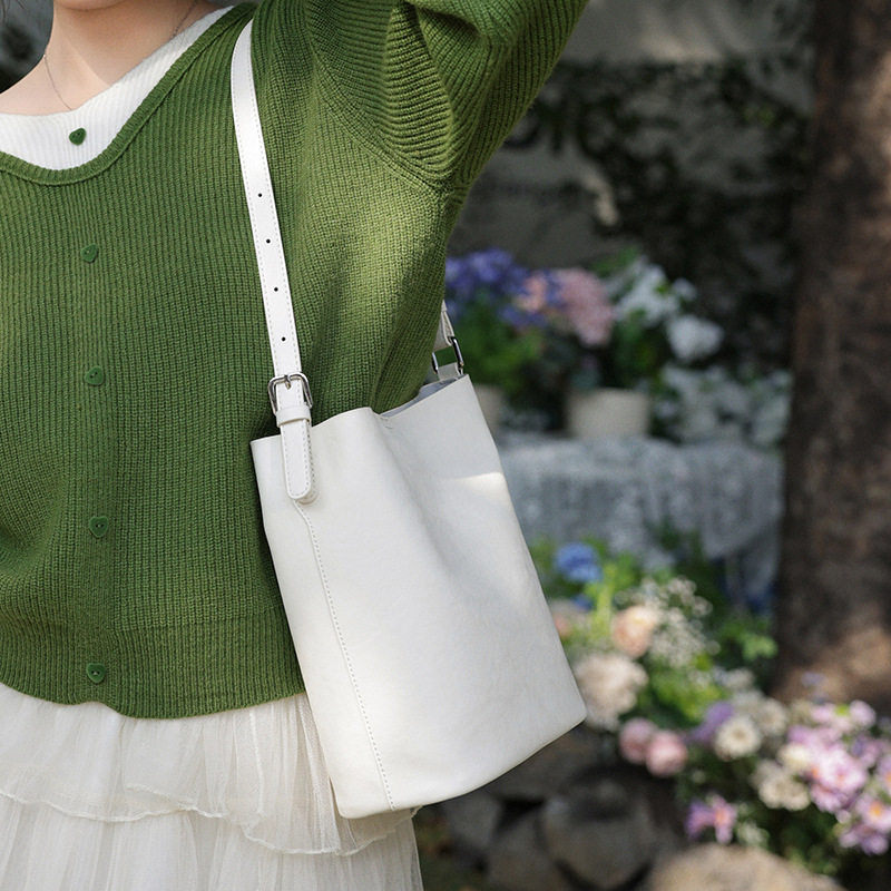 植鞣牛皮水桶包包女2026新款真皮女包时尚复古斜挎包通勤单肩包包