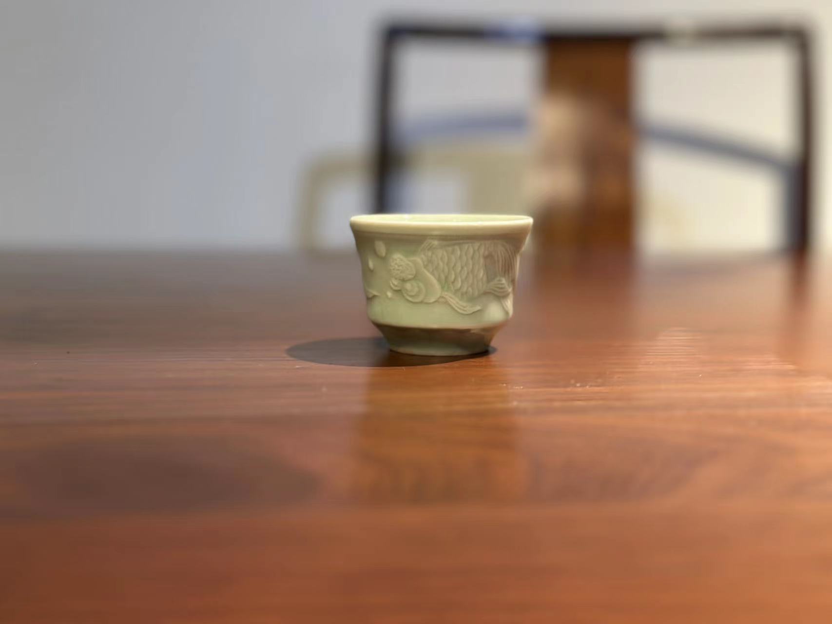 品茗杯青瓷老龙泉刻金鱼