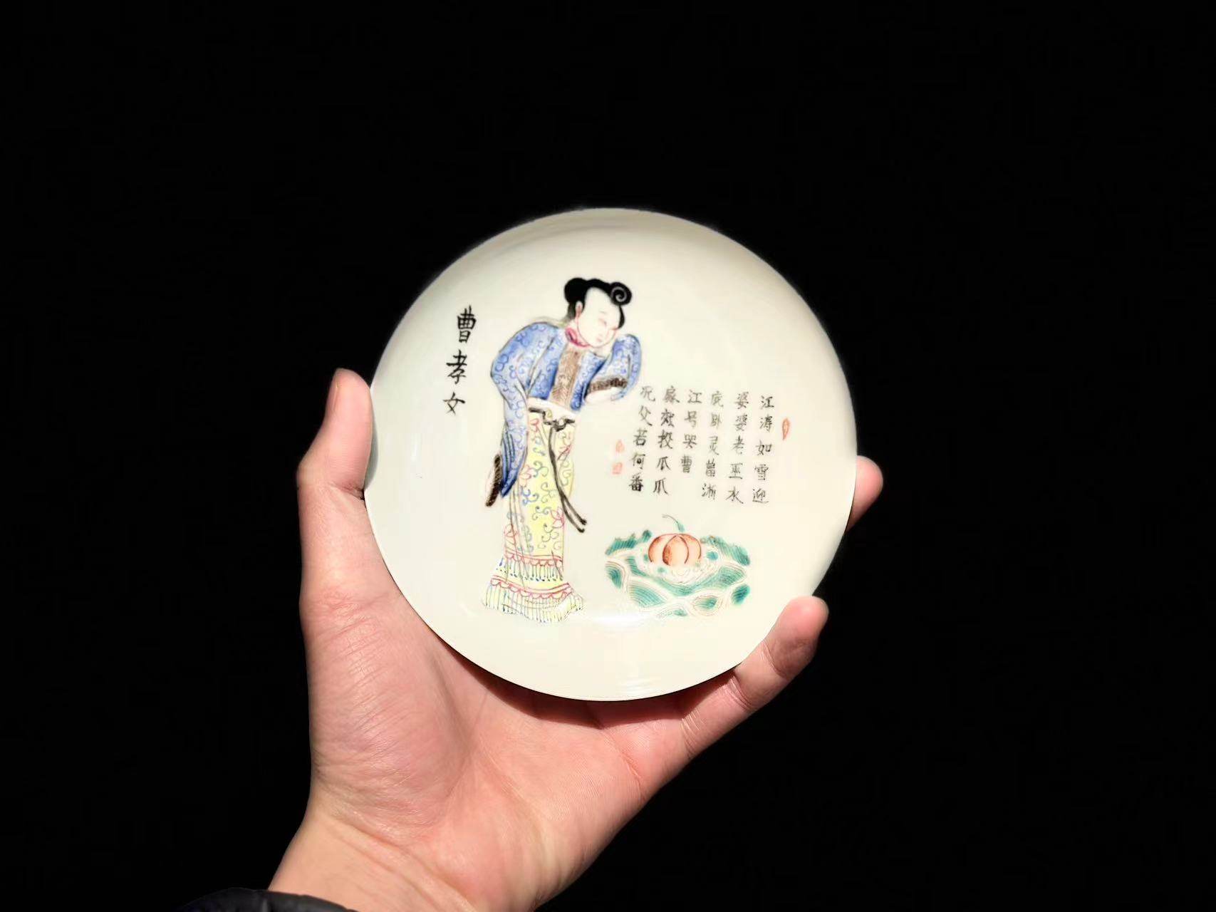 清末民国细路粉彩 手绘无双谱题材人物诗文房碟子 茶席圆形小壶承