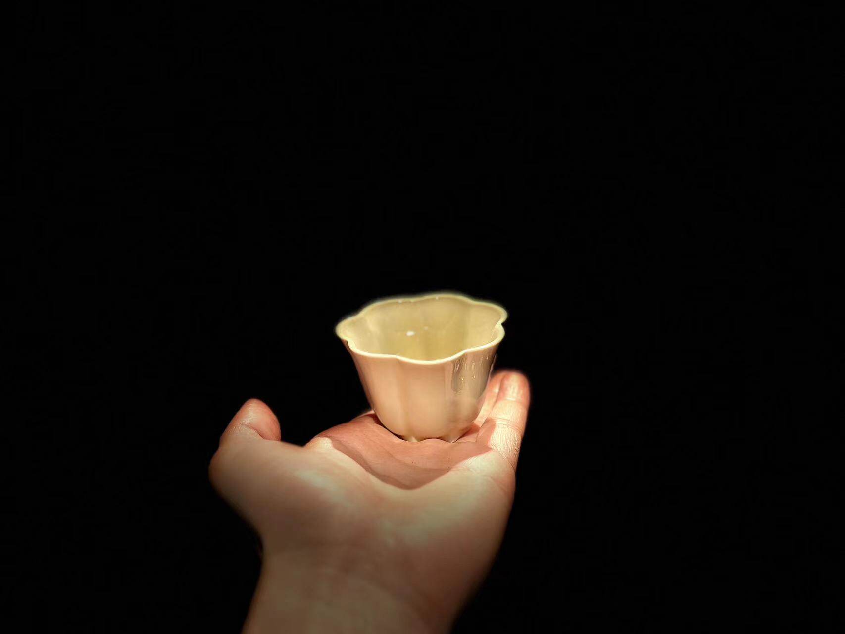 90年仿明老德化窑象牙白瓷 温润如玉工夫茶杯 葵口花形釉润厚60c