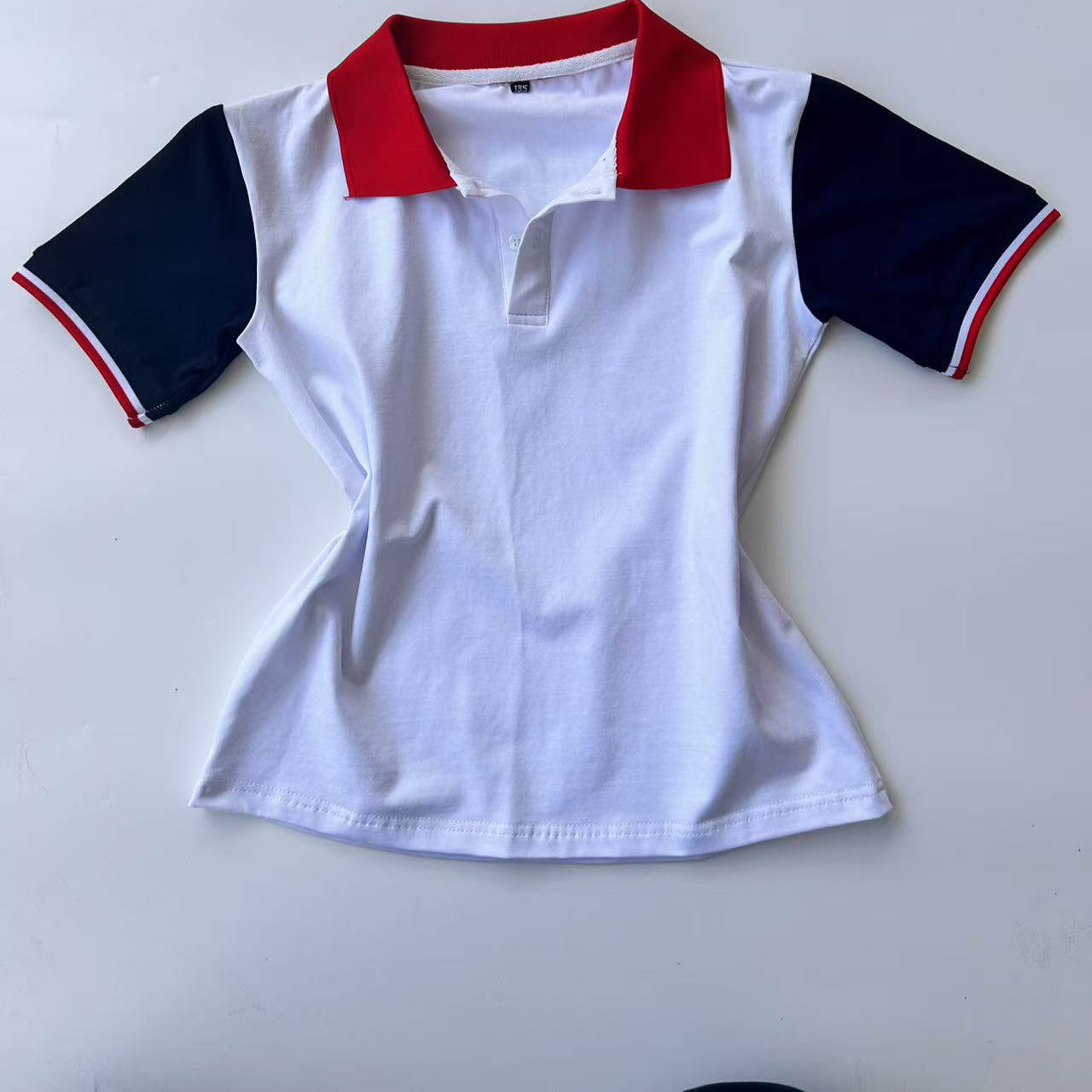 白色T恤藏蓝袖大红翻领短袖校服