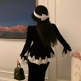 魅鹊2025秋冬新款法式宫廷风复古喇叭袖重工刺绣黑金丝绒套装