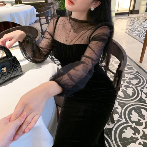 魅鹊2025秋冬新款法式复古轻奢钉钻修身显瘦黑金丝绒连衣裙小黑裙