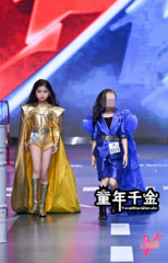 儿童走秀潮服女童pk赛潮服金色银色夸张个性披风帅气星光派对服装