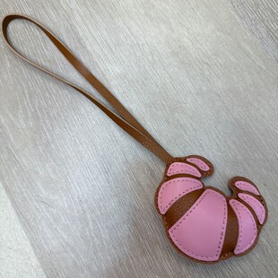 蟹蟹包配色可爱可颂面包包挂件粉色皮质牛角包挂饰吊饰配件