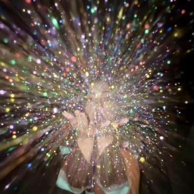 手心闪耀多彩光粉烟花梦幻新年银雪跨年拍照神器掌中烟雾效果浪漫