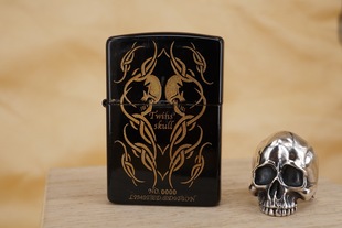 原装 2002年C全新限量黑烤漆烫金蚀刻骷髅纹章首机打火机ZIPPO 正版