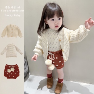 秋冬婴童女宝宝套装粗针V领针织外套长袖开衫碎花打底毛球红短裤