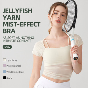 Wearing yoga clothes with chest cushions and short sleeves