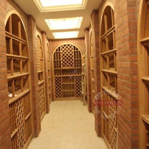 温馨提示：其项为整体配套订制地窖式藏酒窖，仿古酒架，古典酒柜酒窖，需要设计和制作周期，参考价每平方9600元，具体报价以双方确定的方案为准，多种木质颜色和样式工艺可选，根据意向和进度，各地可上门测量安装，详情与客服联系洽谈方案！