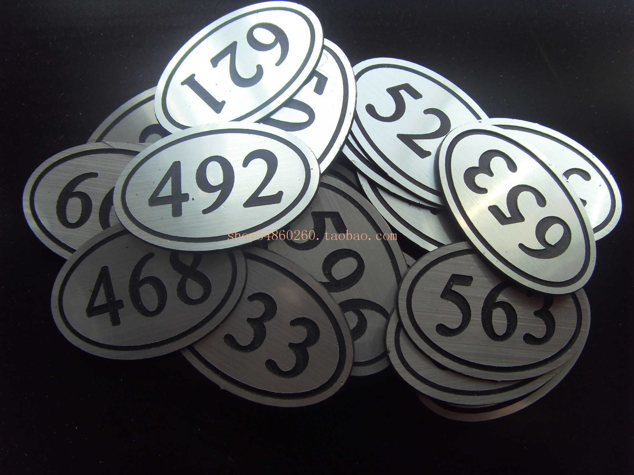 双色板雕刻编号牌更衣柜号码牌数字牌序号牌定制桌椅排号床号叫号