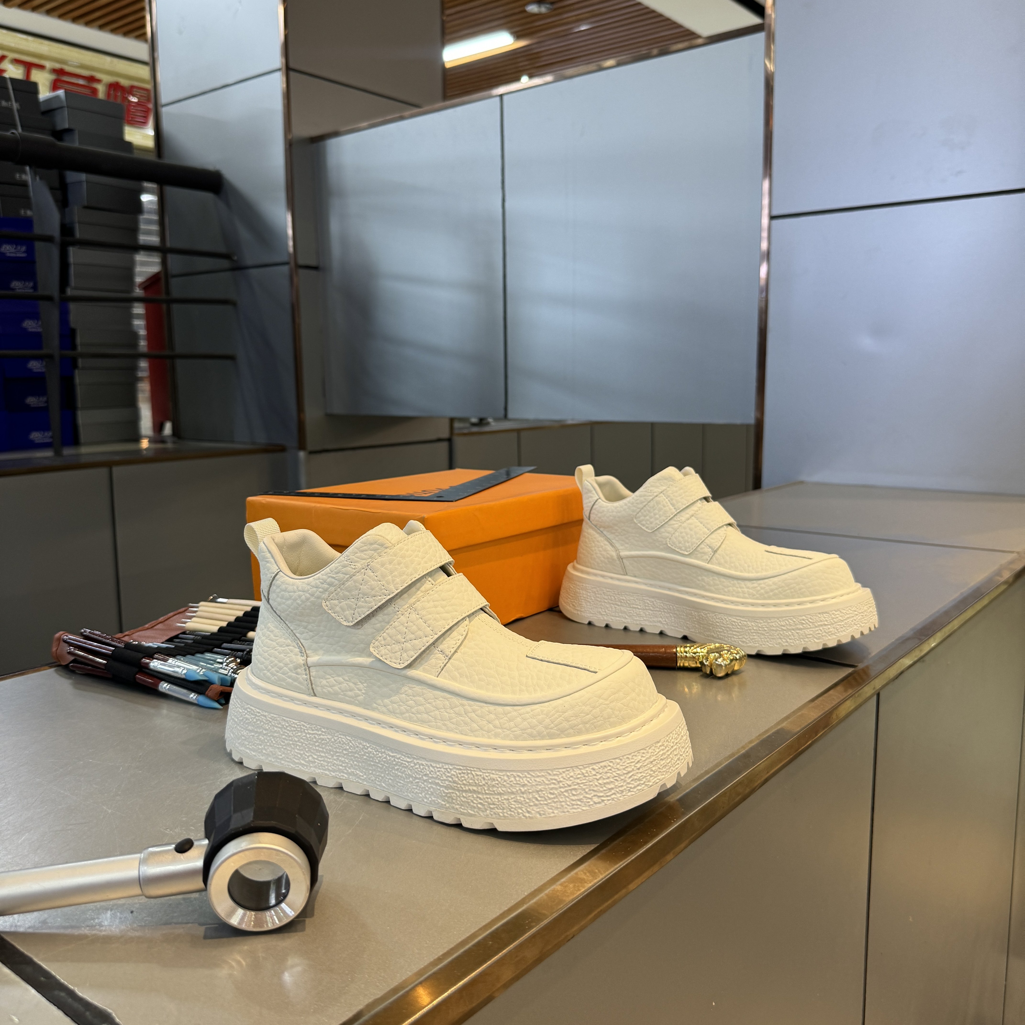 2025年冬季新款男士厚底增高魔术贴马丁靴皮面拼接软底透气休闲鞋,流行男鞋,时尚休闲鞋,淘宝优惠券,粉丝福利购,淘宝优惠卷