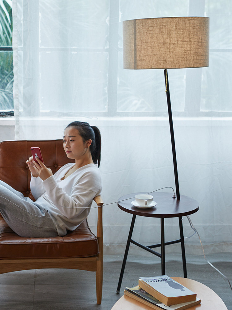 플로어 램프 북유럽 거실 간단한 현대 소파 커피 테이블 램프 크리 에이 티브 침실 머리맡 충전 테이블 램프 스탠딩 테이블