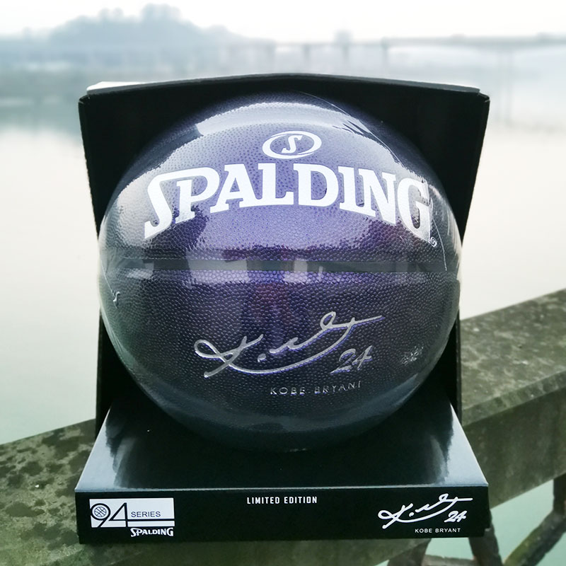 斯伯丁科比纪念篮球正品黑曼巴典藏kobe签名紫金限量礼物76-638y