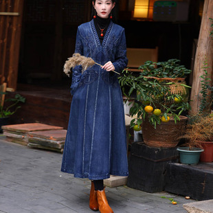 2025冬季新款V领开衫中长款大衣女复古刺绣气质V领牛仔风衣外套女