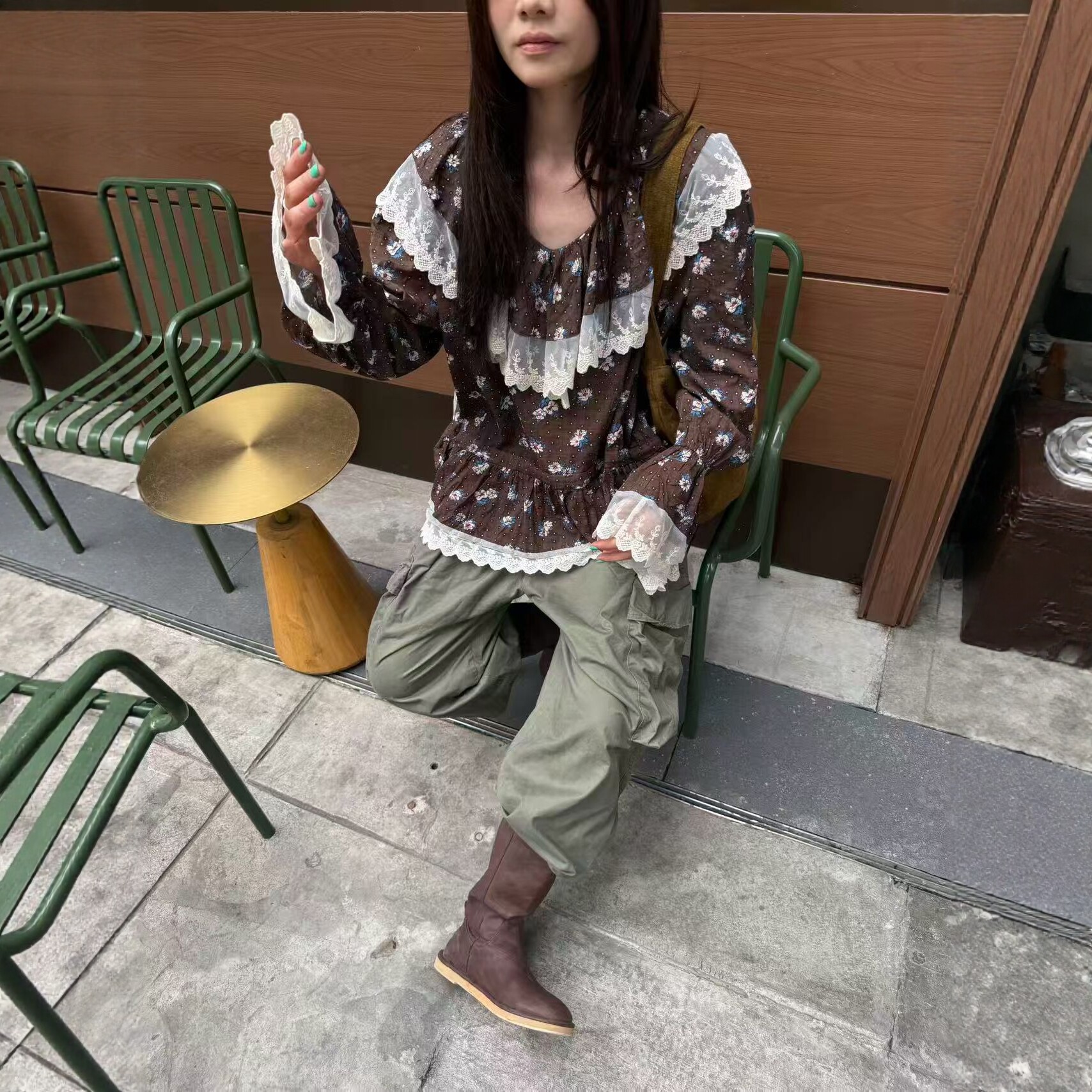 V领蕾丝拼接荷叶边碎花长袖衬衫