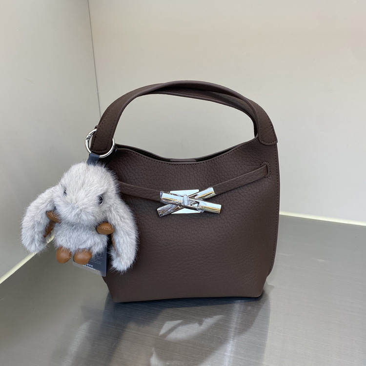 荔枝纹锁扣水桶包潮流毛毛挂饰