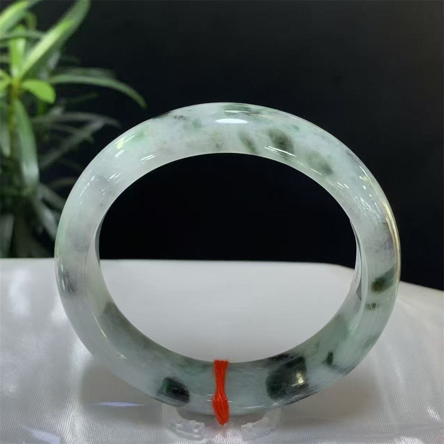 58圈口天然翡翠癣加绿飘花手镯 A货有证书