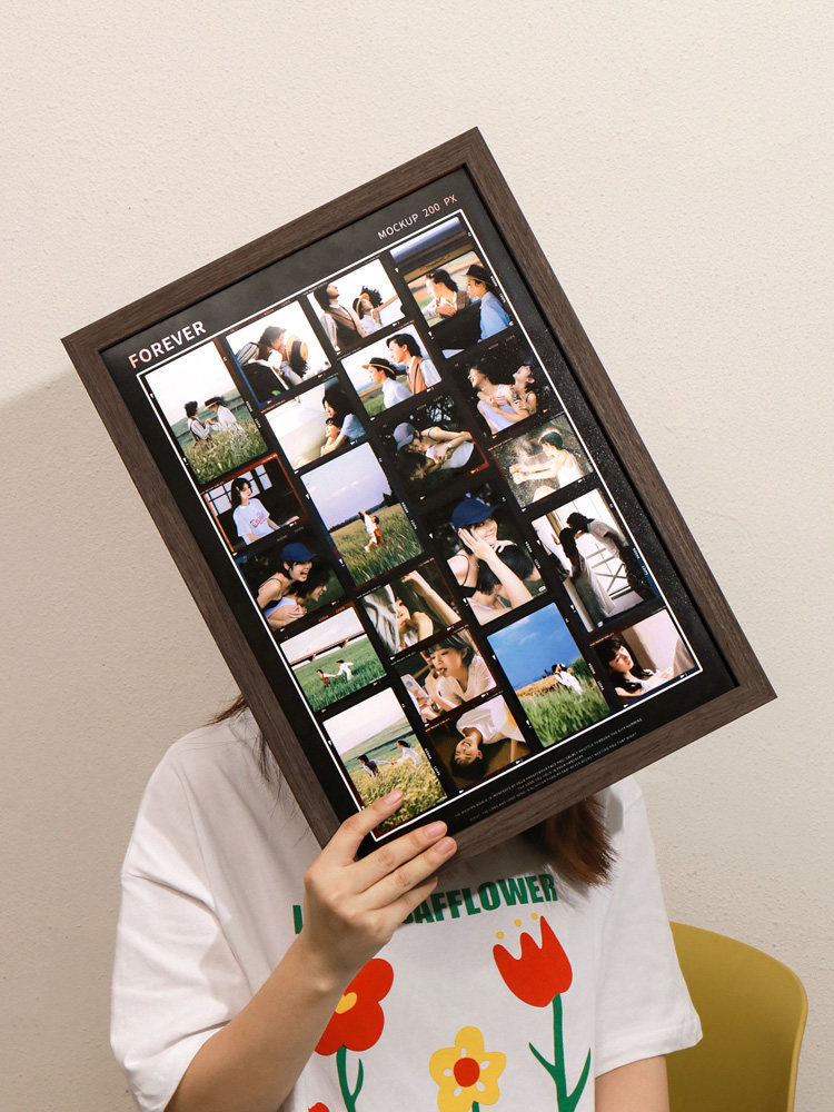 사진을 씻어서 벽에 걸 수 있는 액자로 만들어보세요. 커플 맞춤 선물입니다