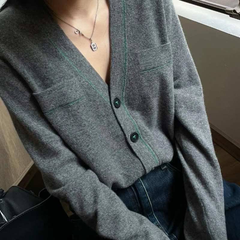 100%羊毛灰色V领线条针织衫