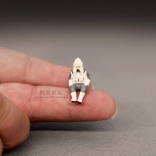 袖珍小人偶坐姿飞行员
