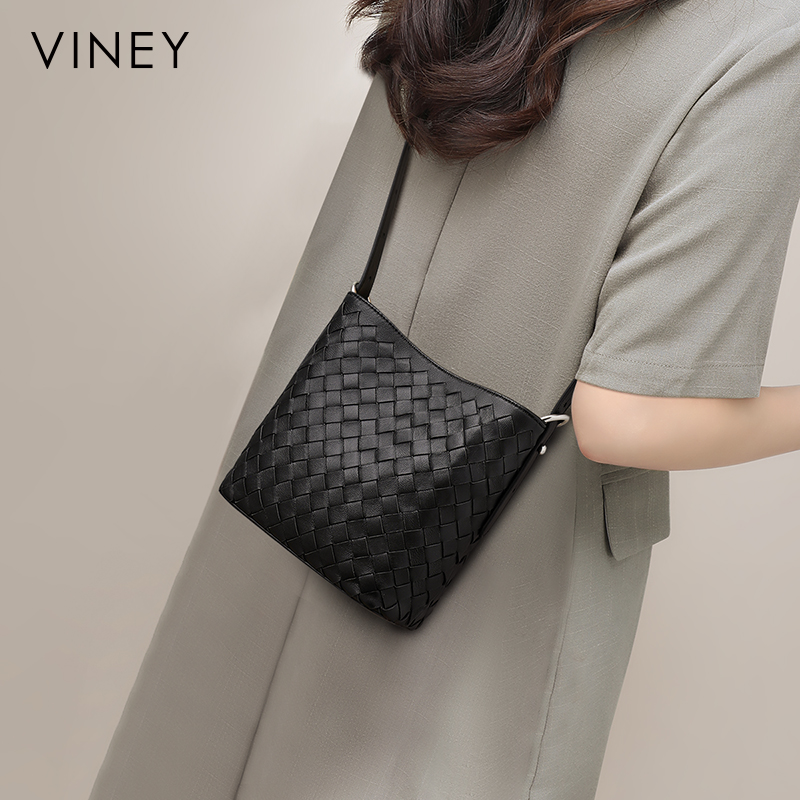 Viney水桶包包2025新款女包秋冬真皮单肩斜挎包高级感通勤编织包