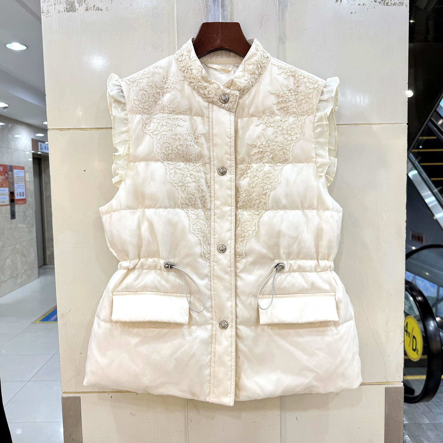 Y502320 双肩荷叶边蕾丝刺绣花抽绳收腰立领法式减龄羽绒马甲外套