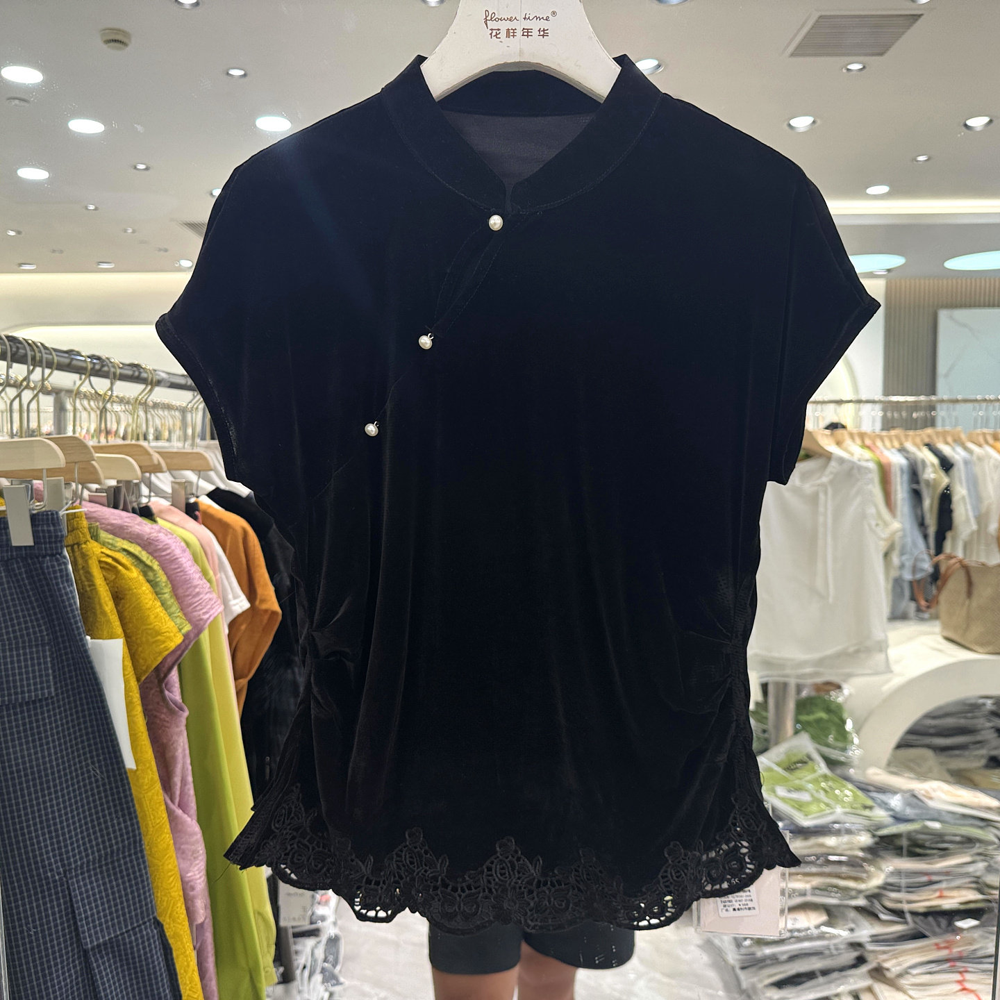 嘉福利市265728 下镂空蕾丝拼接斜门禁扣立领皱褶修身丝绒T恤小衫