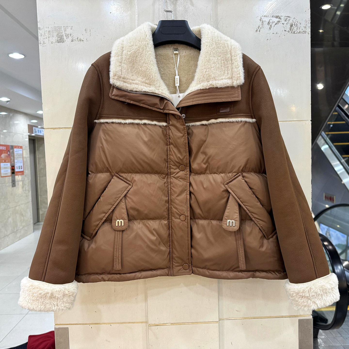 林依橱25B085皮毛一体拼接鹅绒服