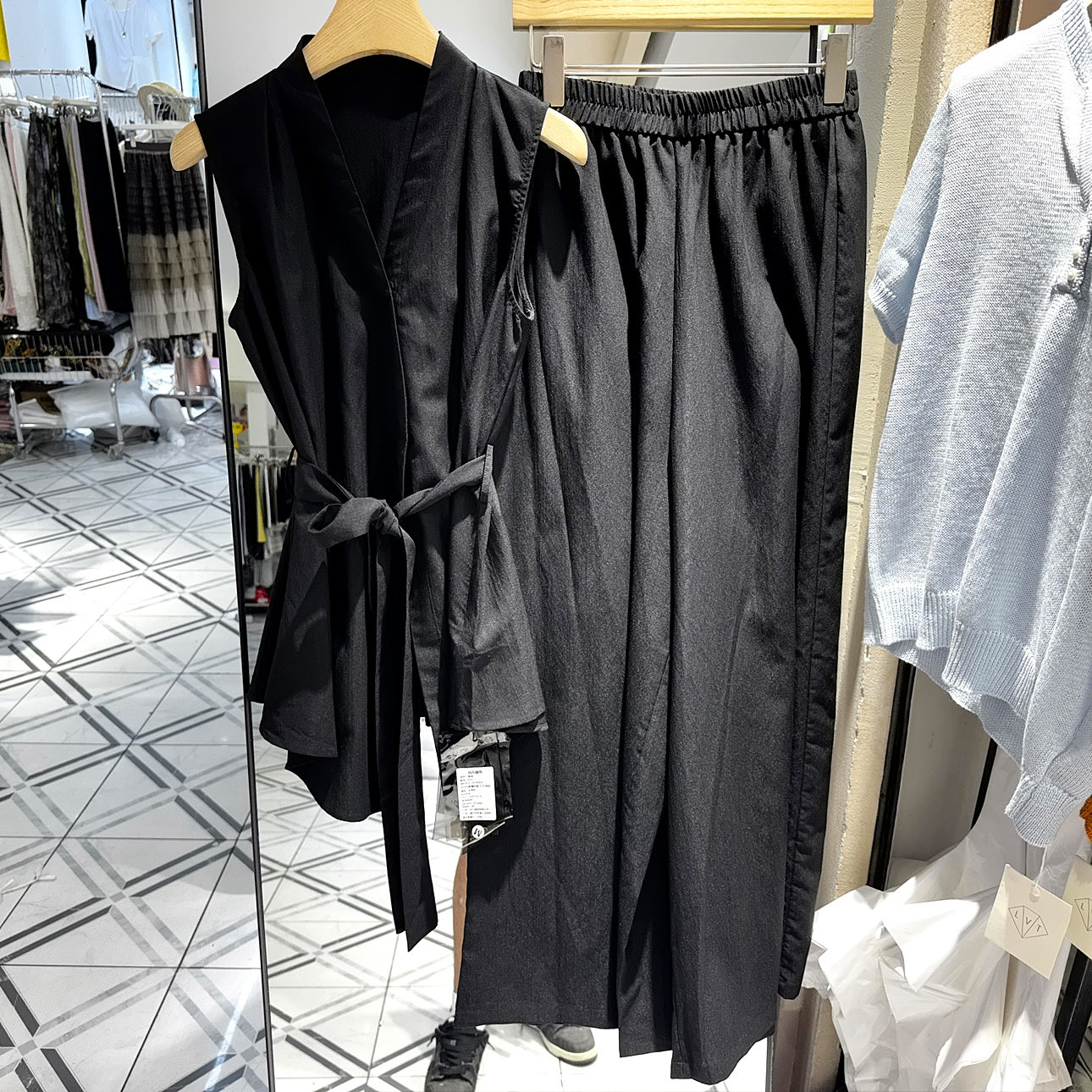 非凡服饰2683 斜门禁V领系带无袖上衣+阔腿裤洋气时尚两件套夏装