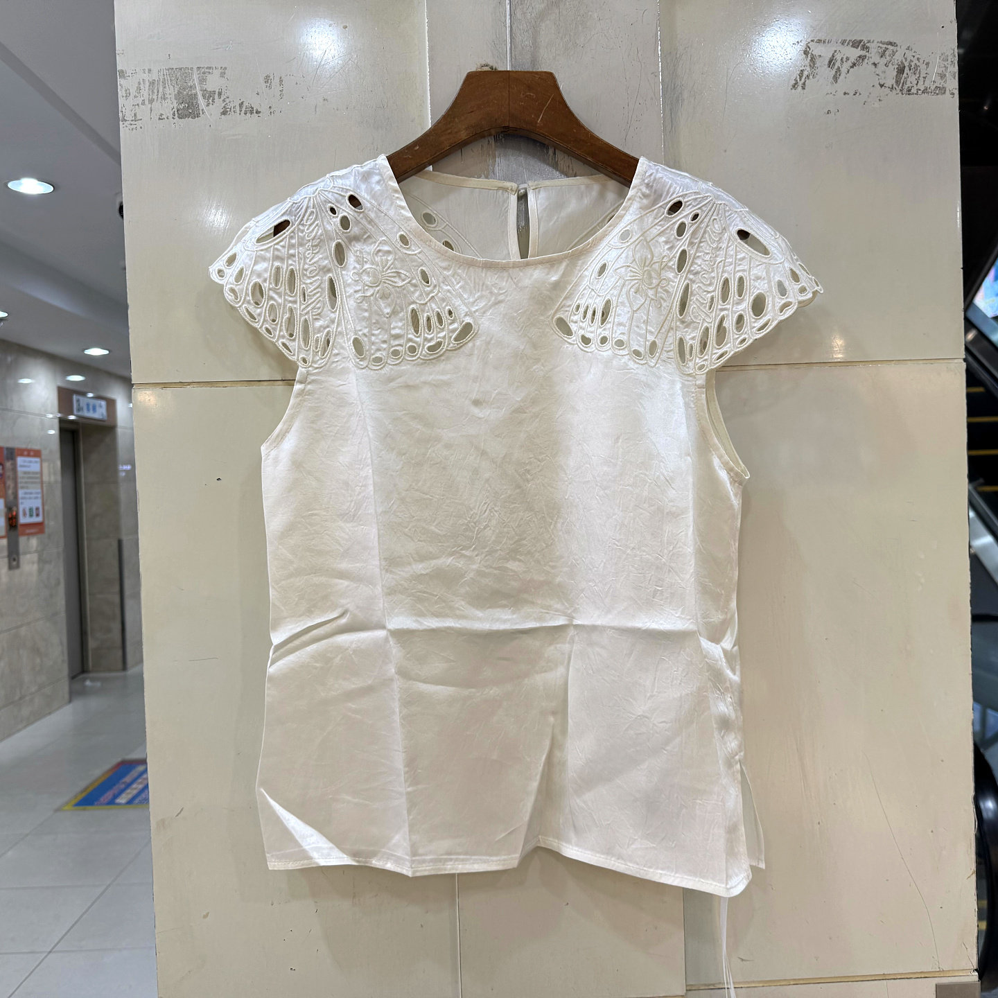 丽尚思琪SQ26067 镂空绣花双肩翅膀圆领舒适轻奢醋酸衬衣上衣夏装