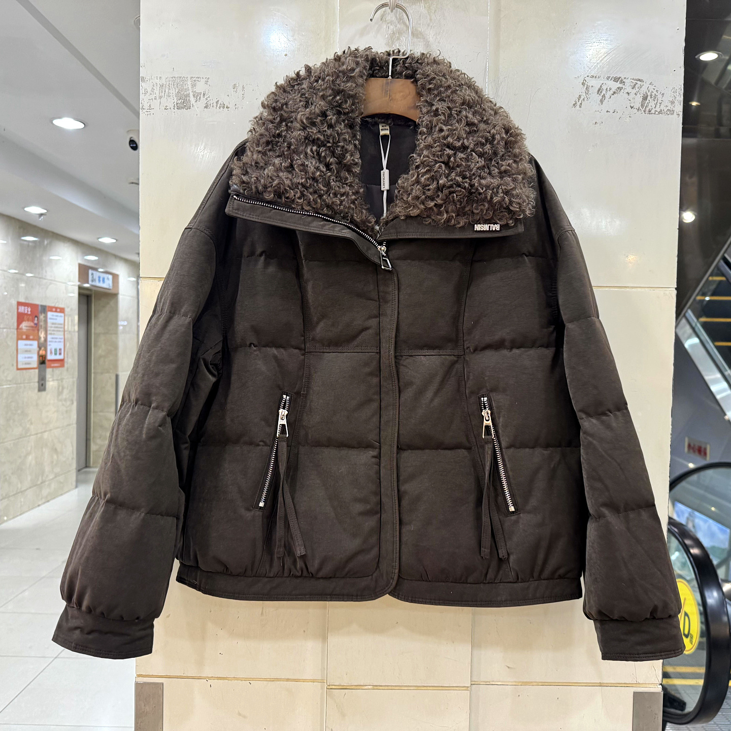 林依橱25B088羊卷毛翻领鹅绒服