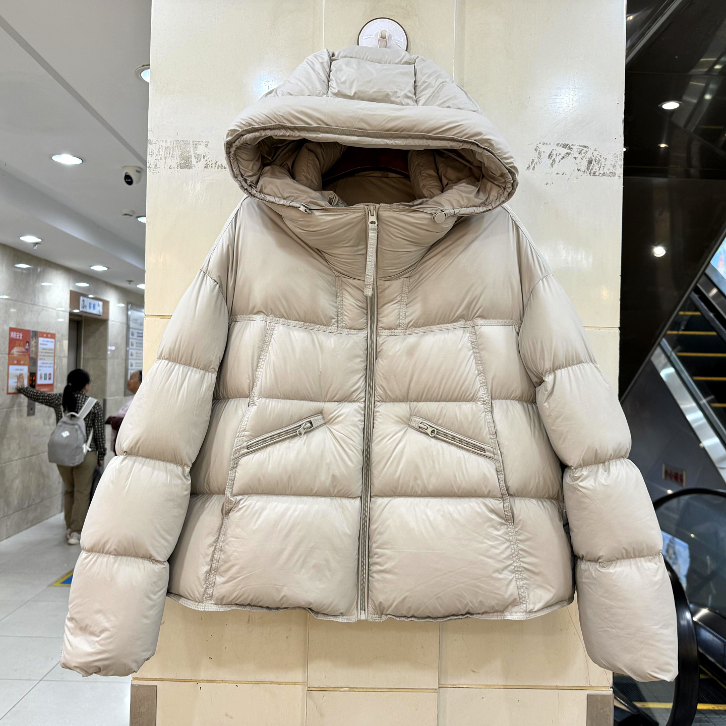 2N8539休闲连帽加厚羽绒服