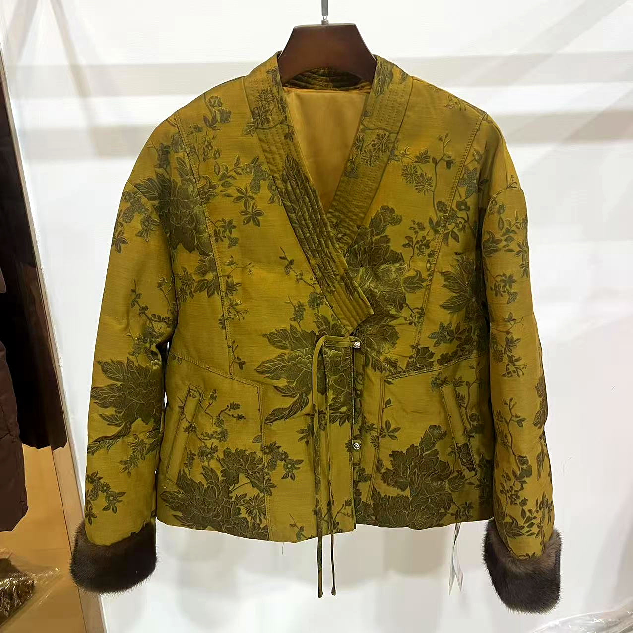 NMG265-13399 不规则门禁流苏扣V领水貂毛袖口提花短鹅绒羽绒服冬