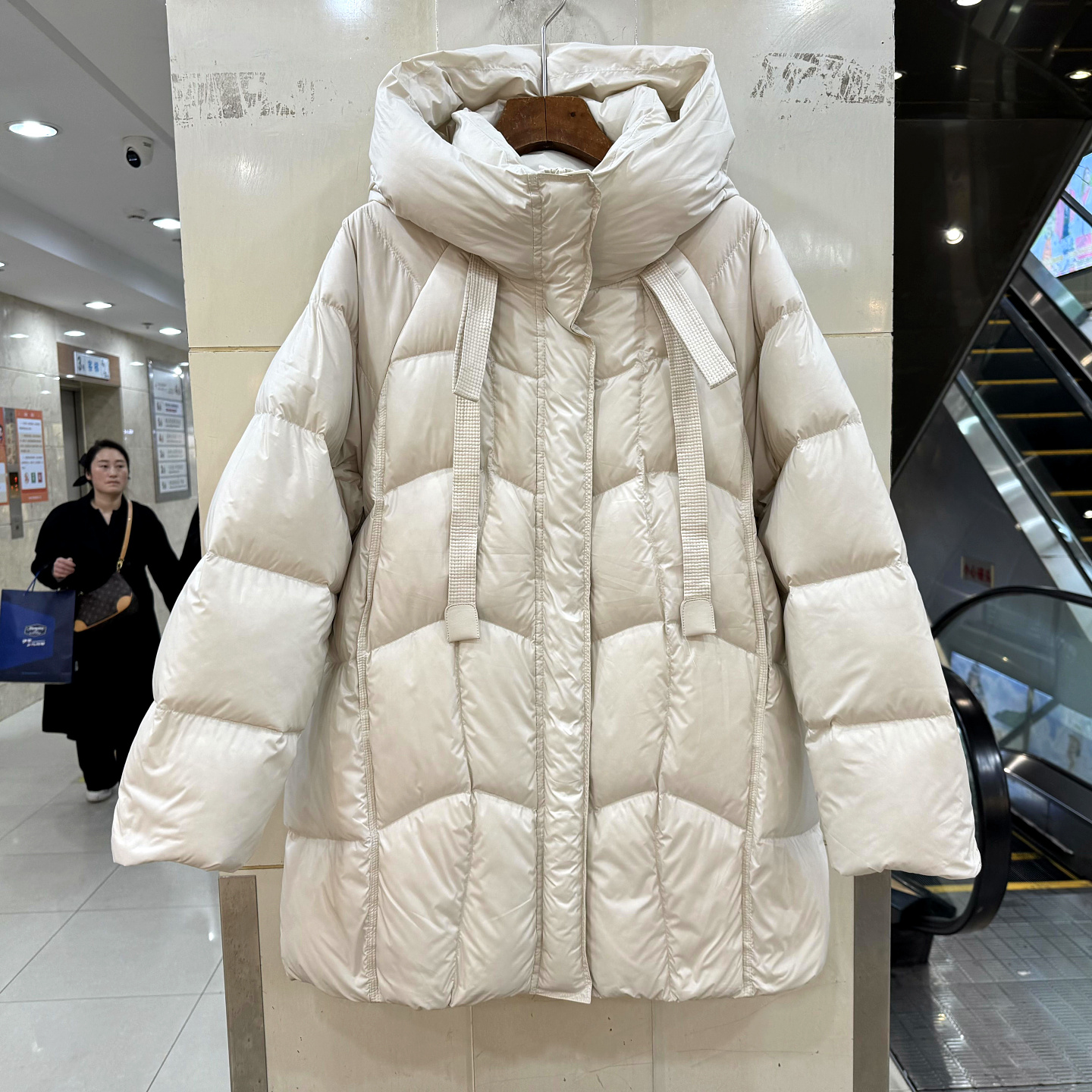 6519 欧洲站冬装2025新款时尚飘带连帽水波纹加厚A字中长羽绒服女