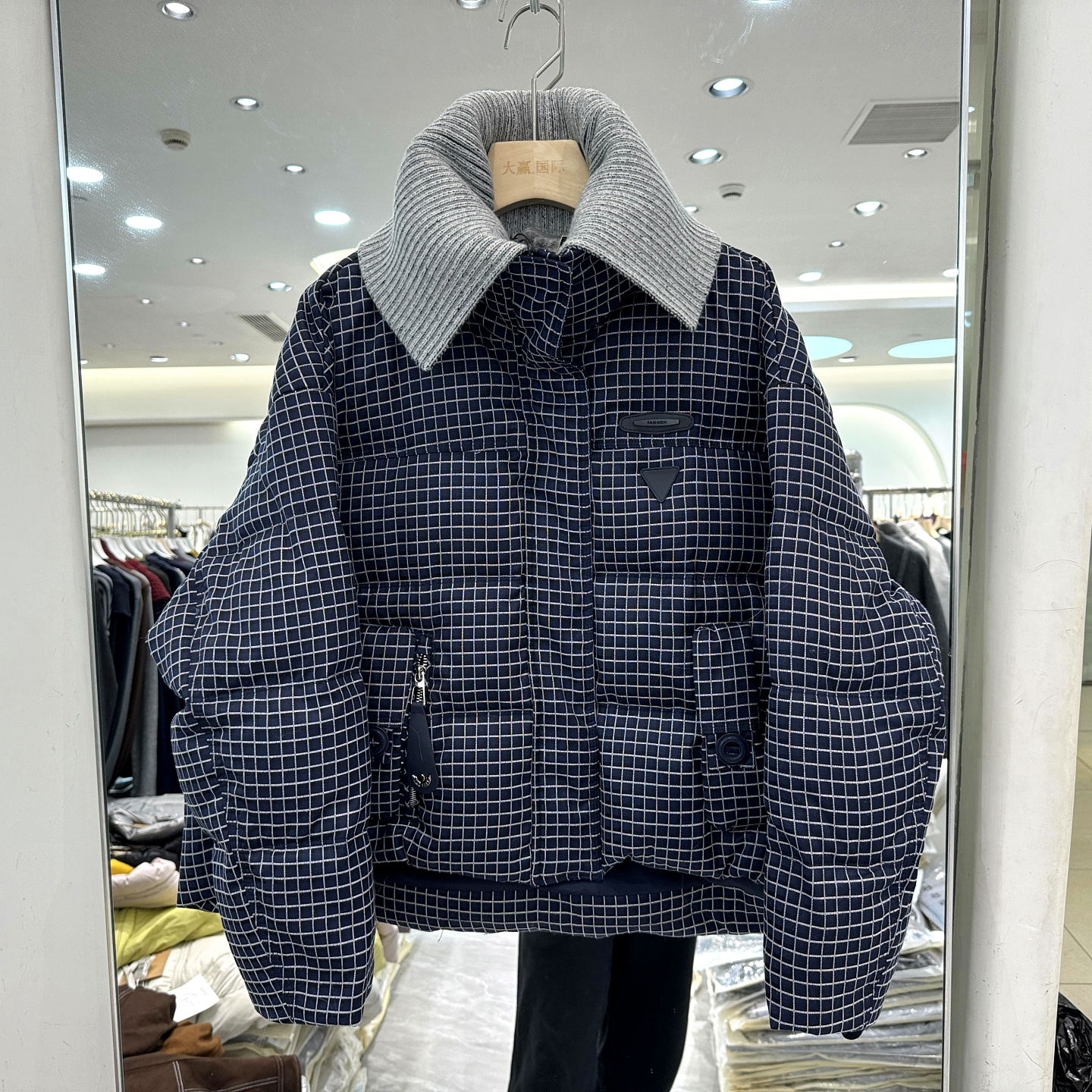 林依芭莎1001针织翻领格子羽绒服