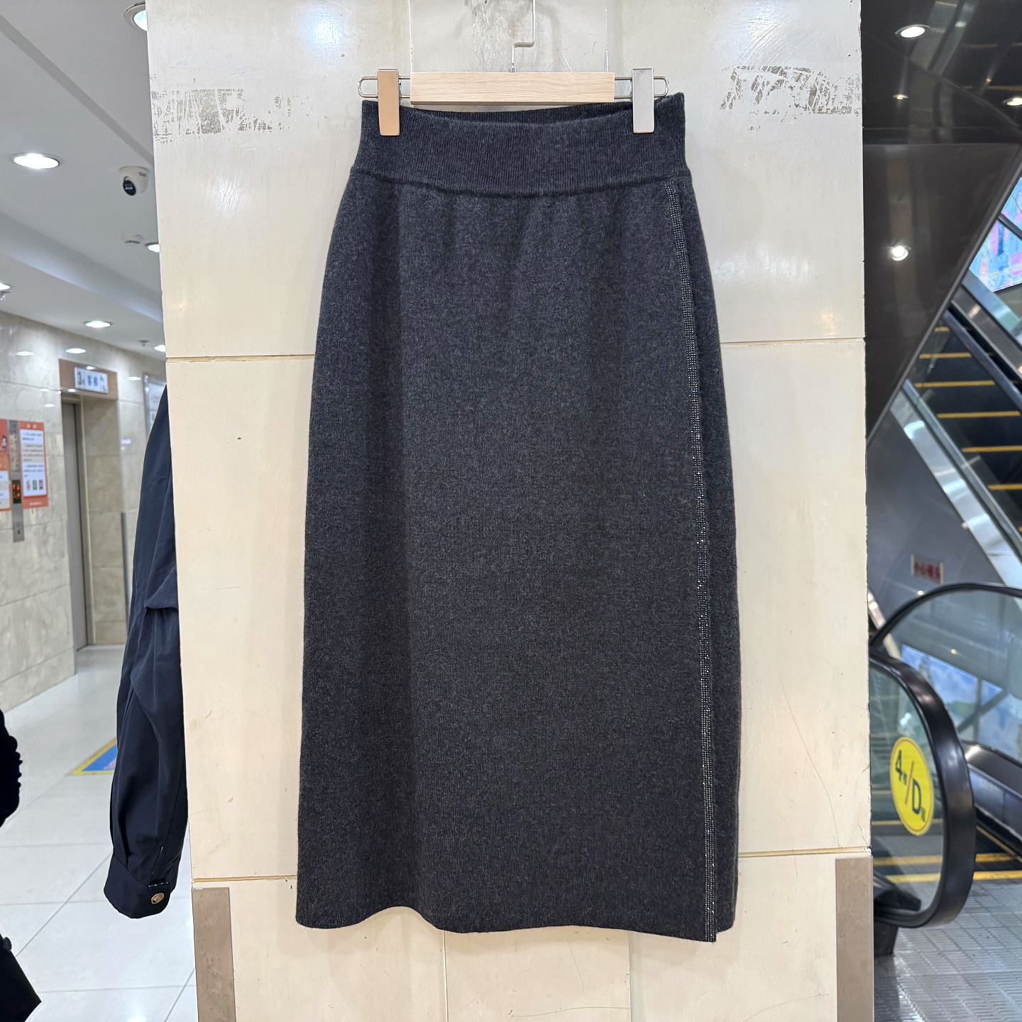 5837猜测烫钻羊毛针织半身裙