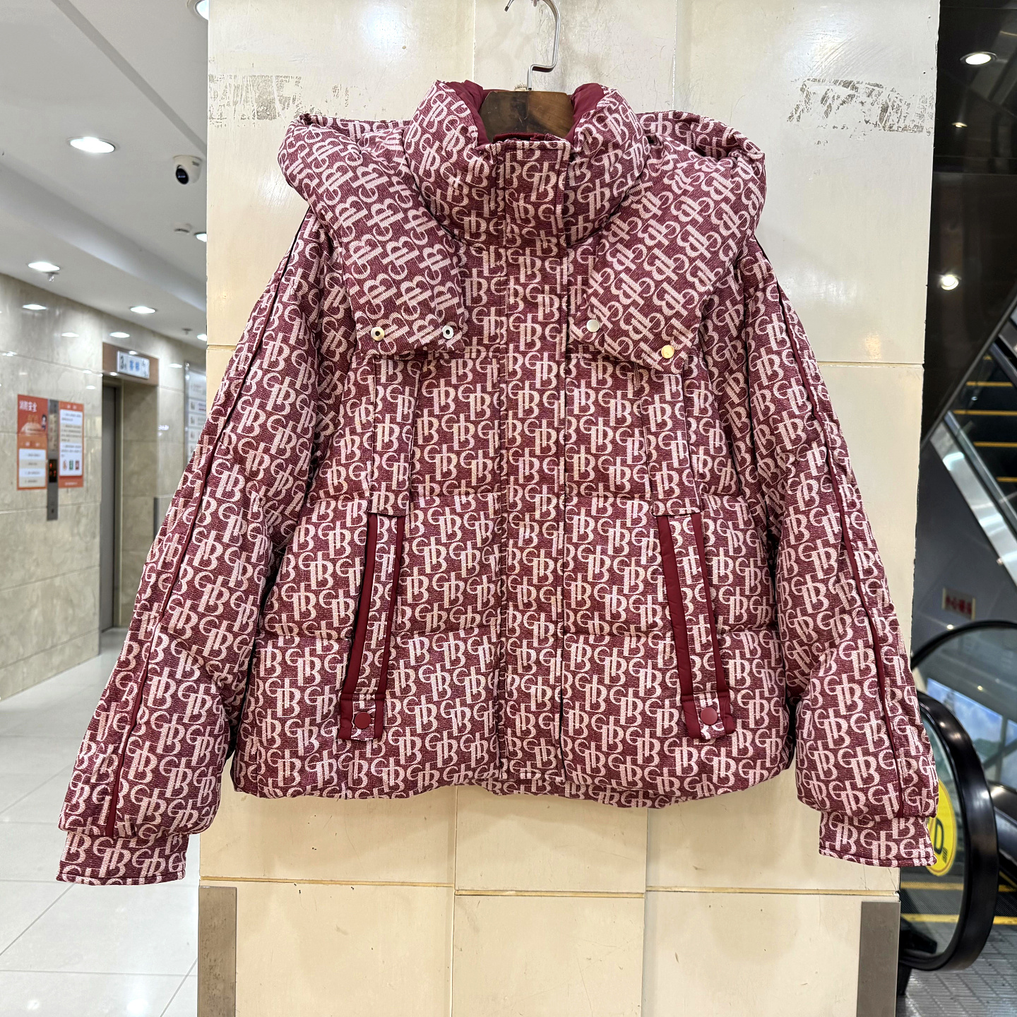 F1027字母花加厚连帽羽绒服