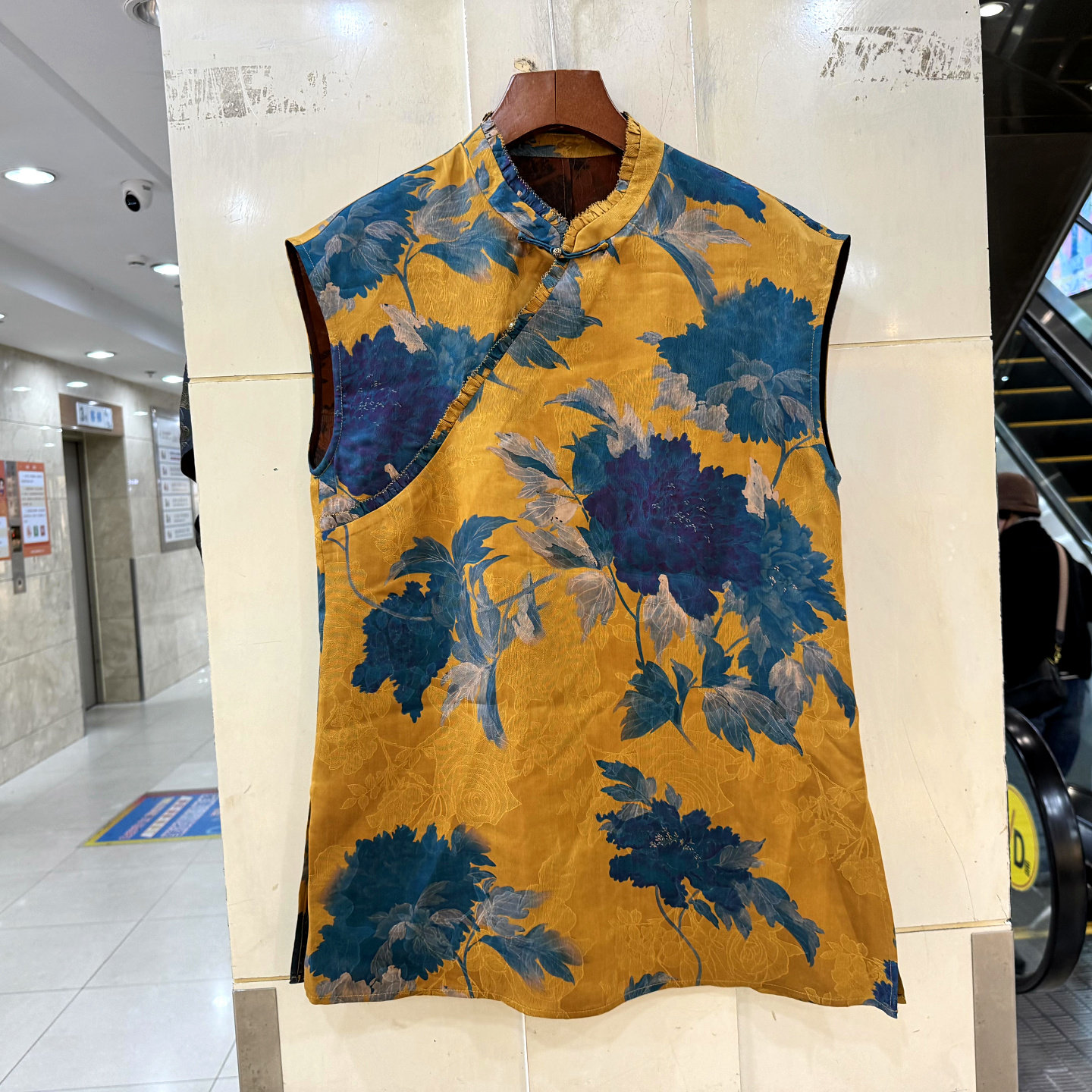 76177 木耳花边斜门禁扣立领水墨大花轻奢桑蚕丝香云纱马甲衬衣夏