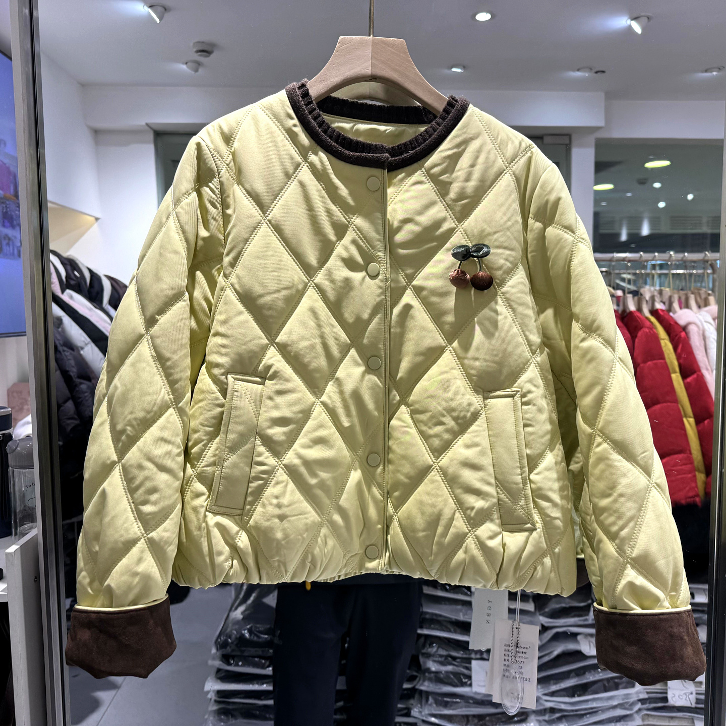 依歌贝诺2577樱桃胸针羽绒服