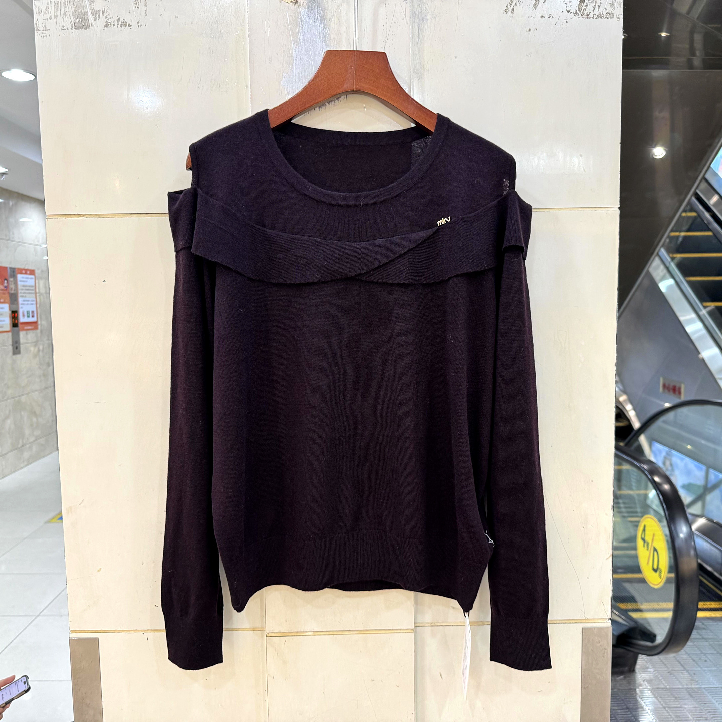 68-6577-1荷叶边圆领露肩针织衫