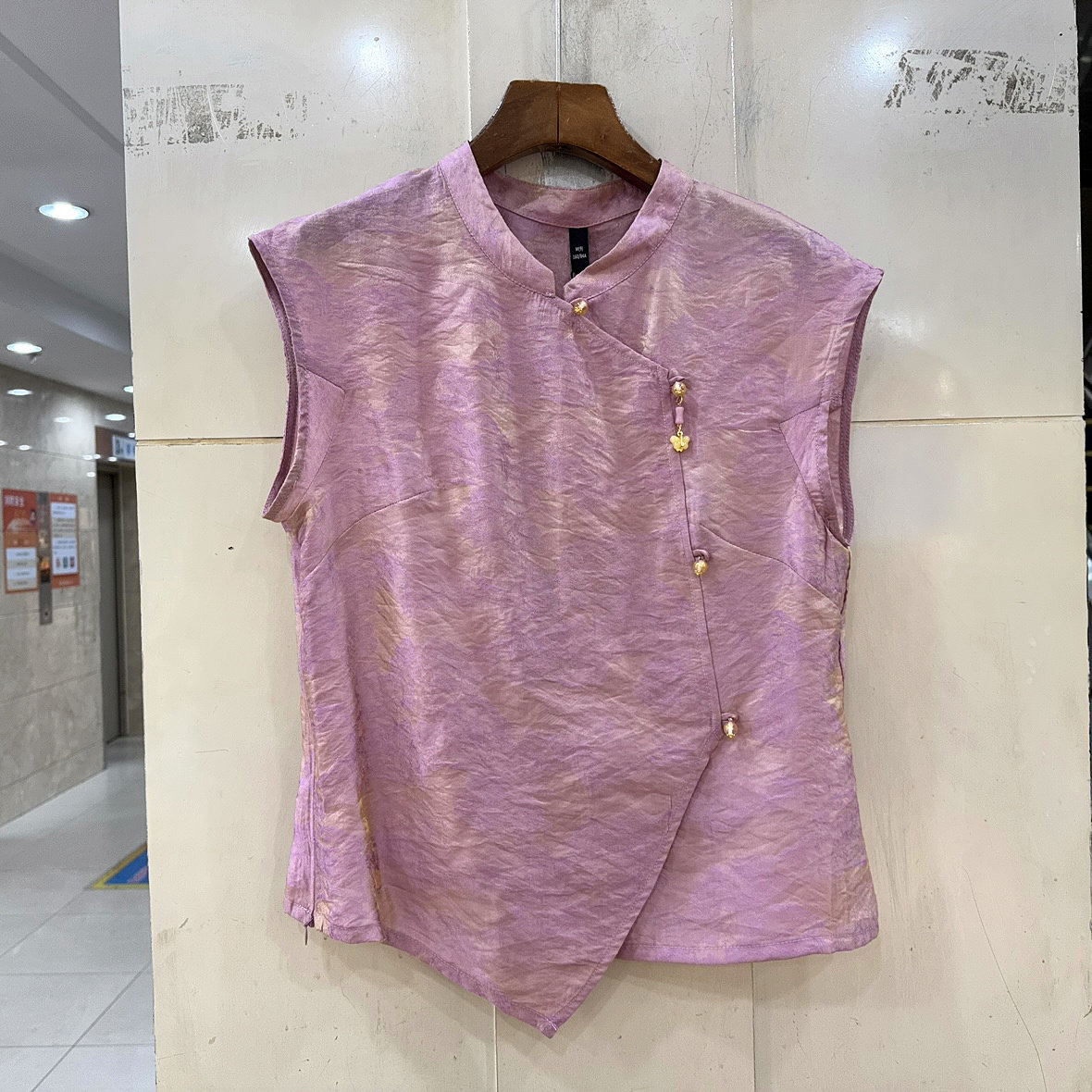 柏菲尔BFE-B27102 斜门禁盘扣立领飞飞袖不规则提花国风无袖衬衣